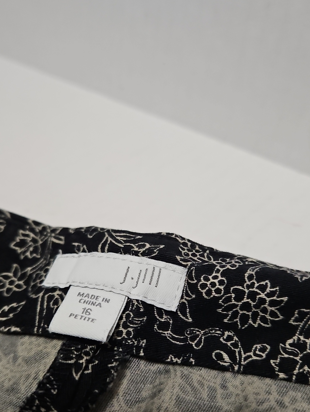J. Jill Black and Gray Patterned Slim Stretch Size 16 Ankle Pants - Picture 3 of 12